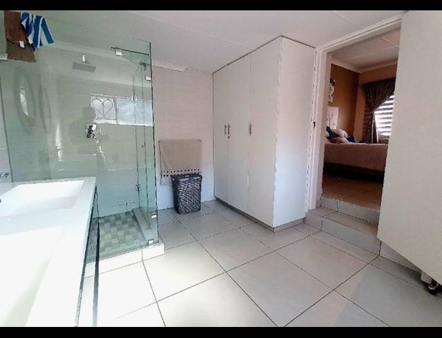 6 BEDROOM HOUSE FOR SALE IN LINMEYER